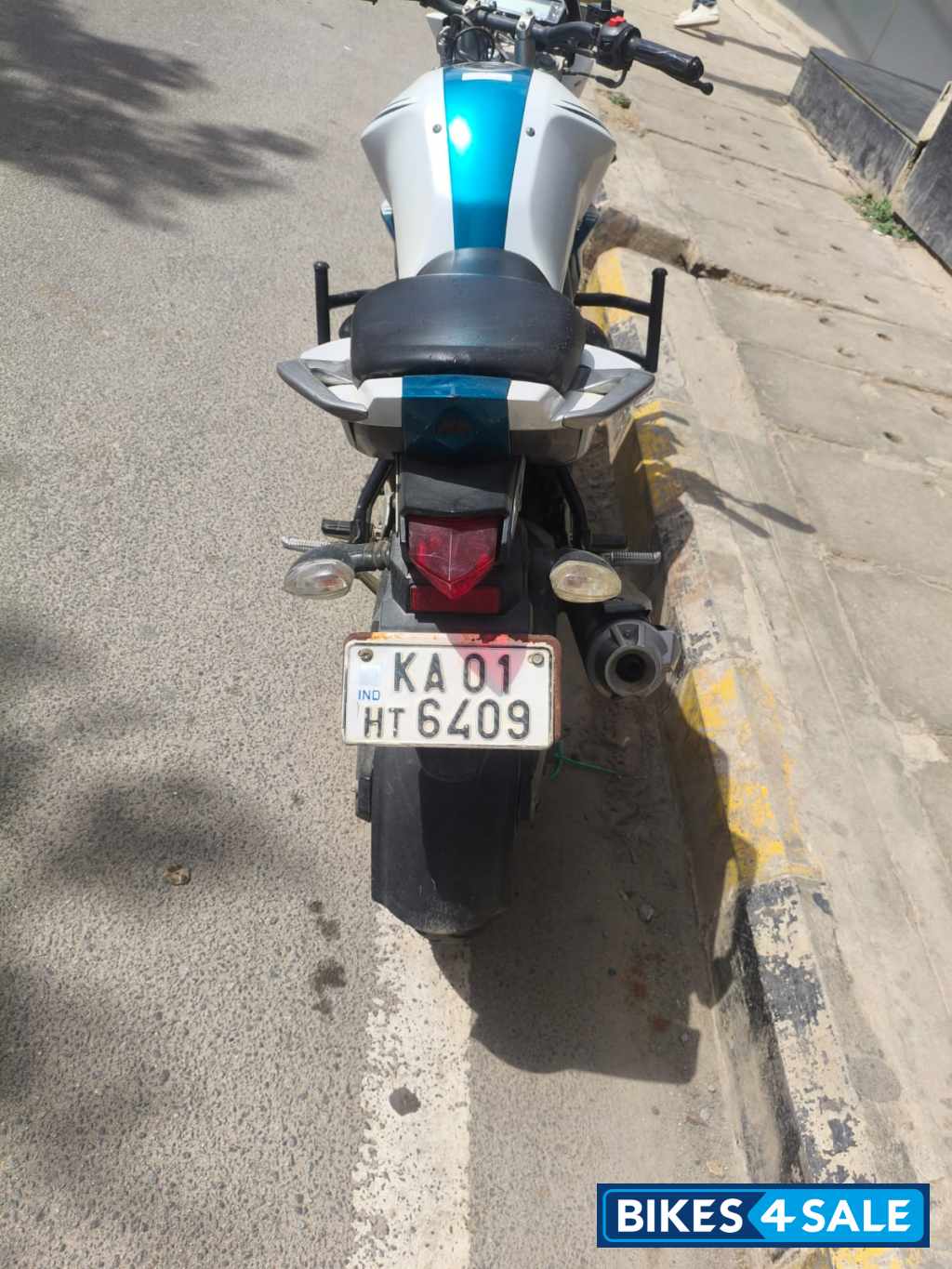 White Yamaha FZ-S FI V2