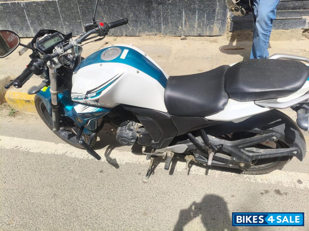 White Yamaha FZ-S FI V2