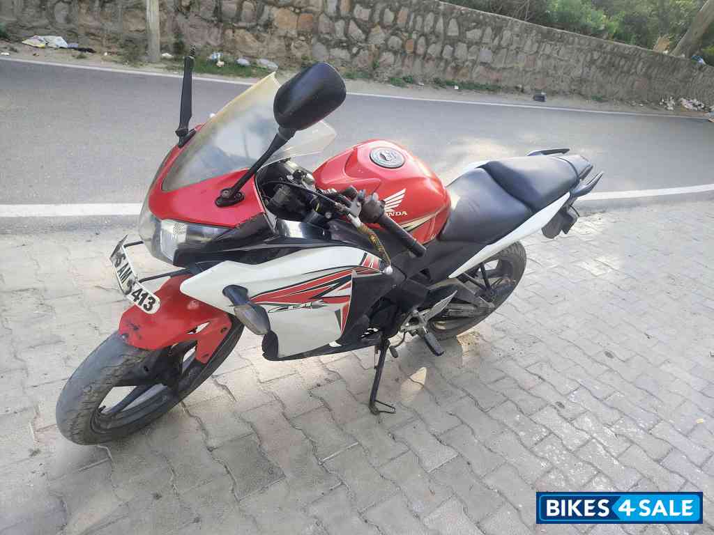 Red N White Honda CBR 150R Red N White Honda CBR 150R