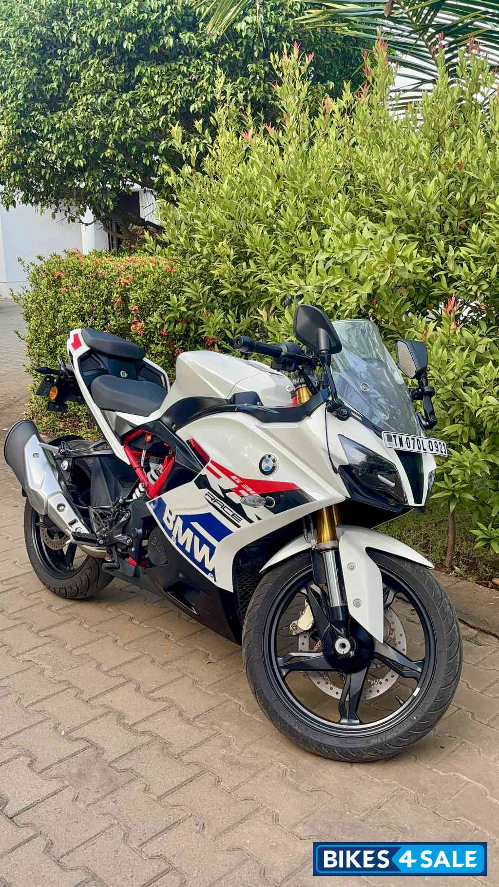 Polar White BMW G 310 RR
