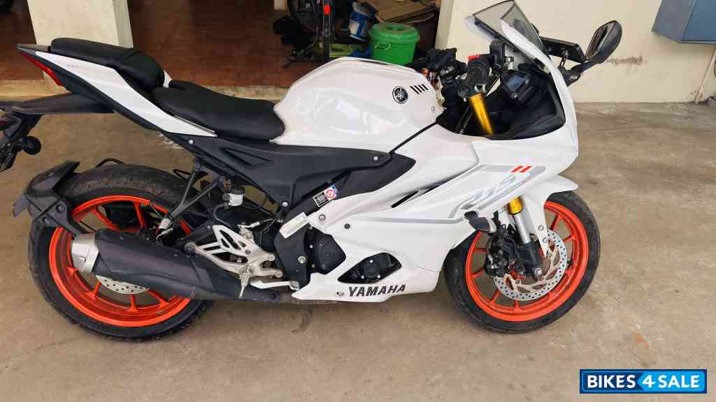 Yamaha R15 V4