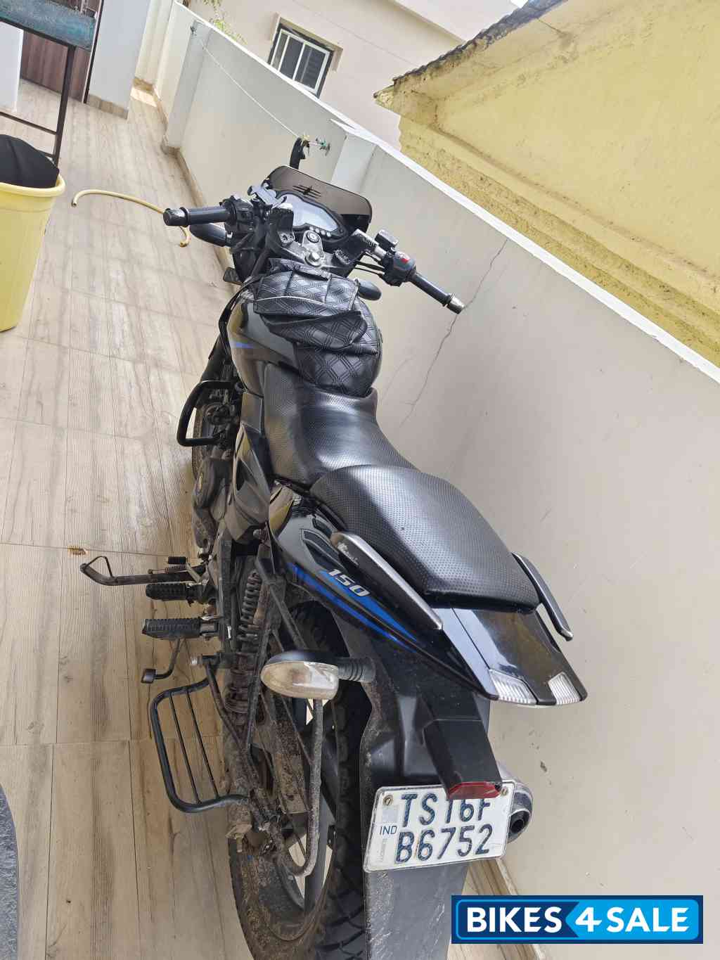 Black And Blue Bajaj Pulsar 150 Twin Disc BS6 Black And Blue Bajaj Pulsar 150 Twin Disc BS6