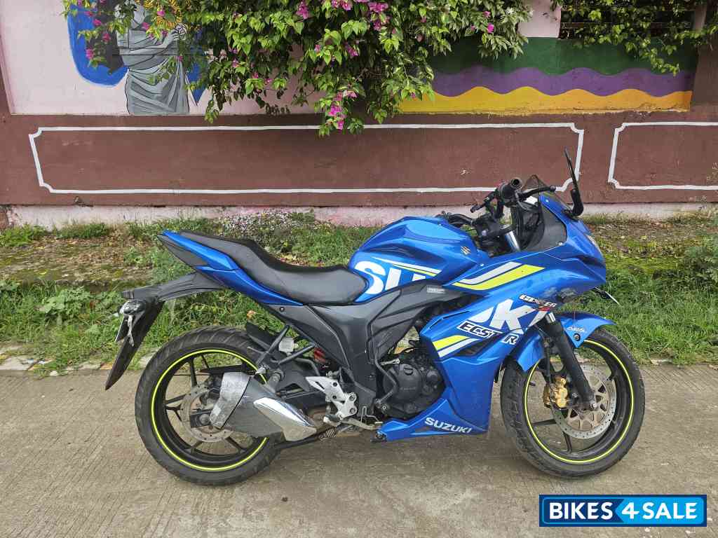 Blue Suzuki Gixxer SF