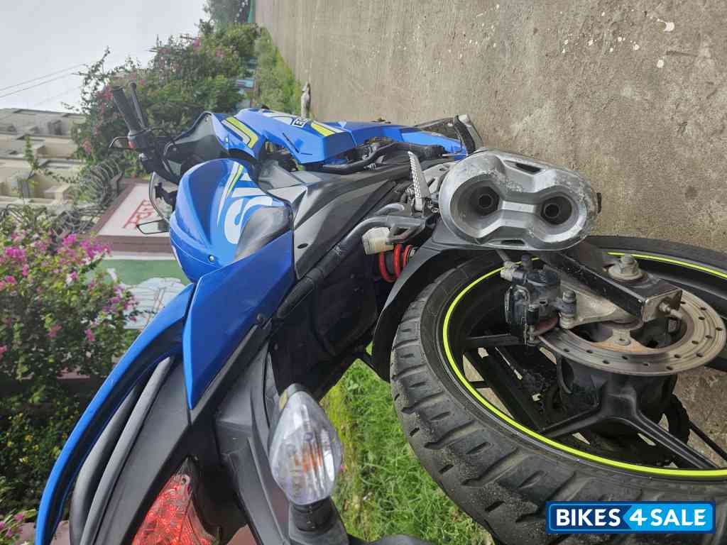 Blue Suzuki Gixxer SF Blue Suzuki Gixxer SF