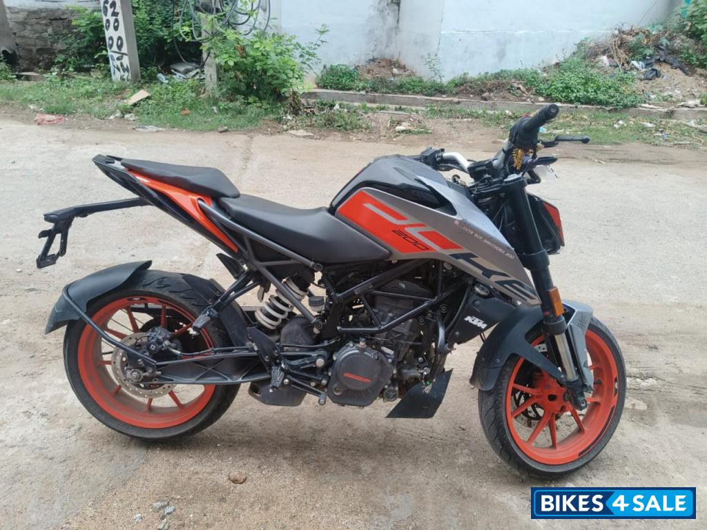 Orange KTM Duke 200 2024