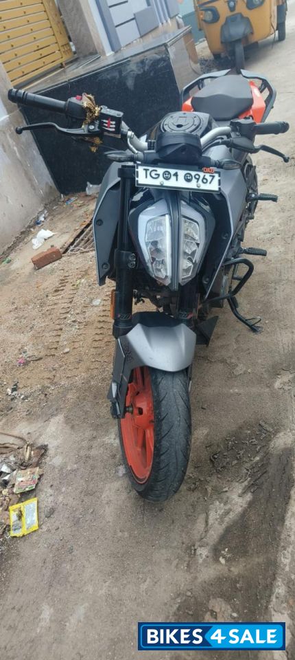 Orange KTM Duke 200 2024