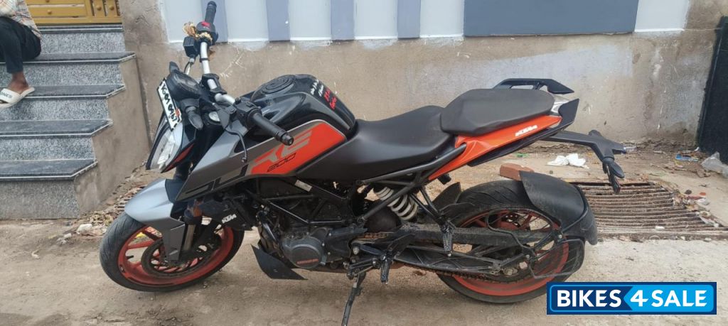 Orange KTM Duke 200 2024