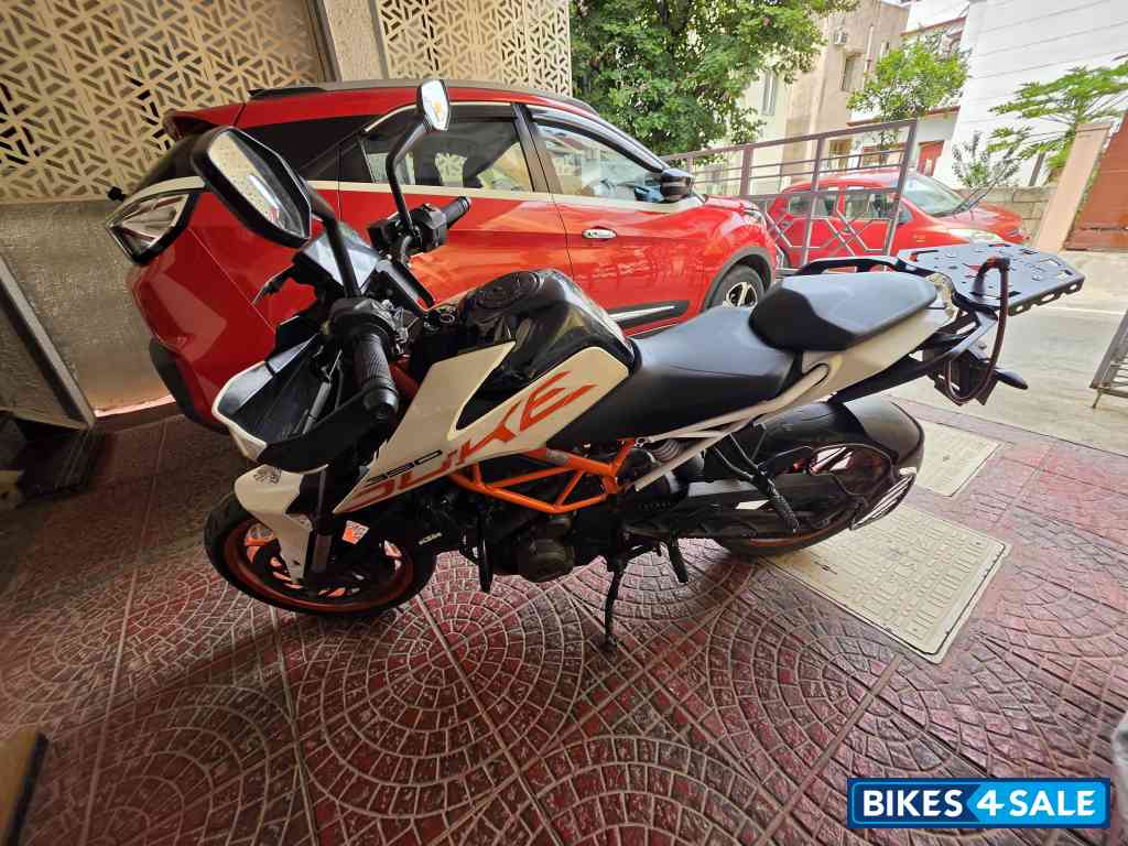 White KTM Duke 390 White KTM Duke 390