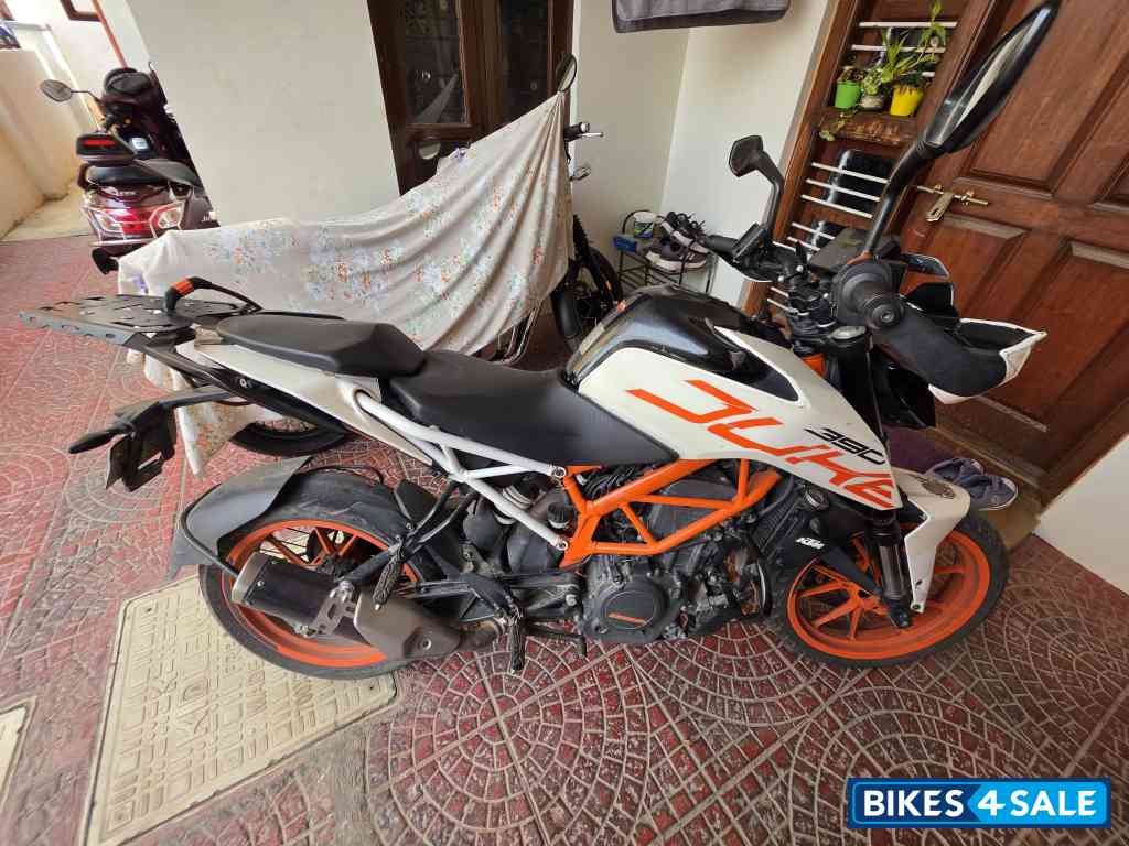 White KTM Duke 390 White KTM Duke 390