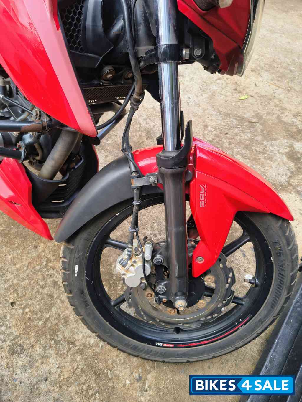 Red TVS Apache RTR 160 4V