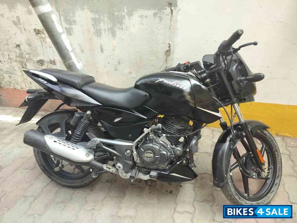 Black Bajaj Pulsar 125 Split Seat