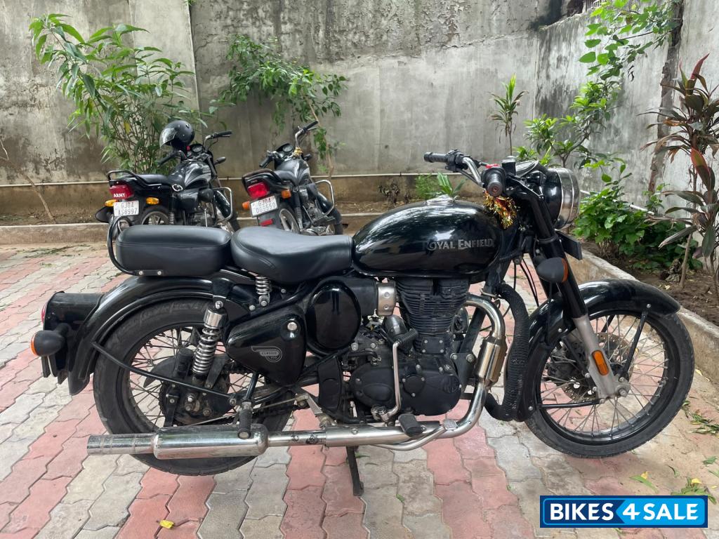 Glossy Black Royal Enfield Classic 350 BS VI Glossy Black Royal Enfield Classic 350 BS VI