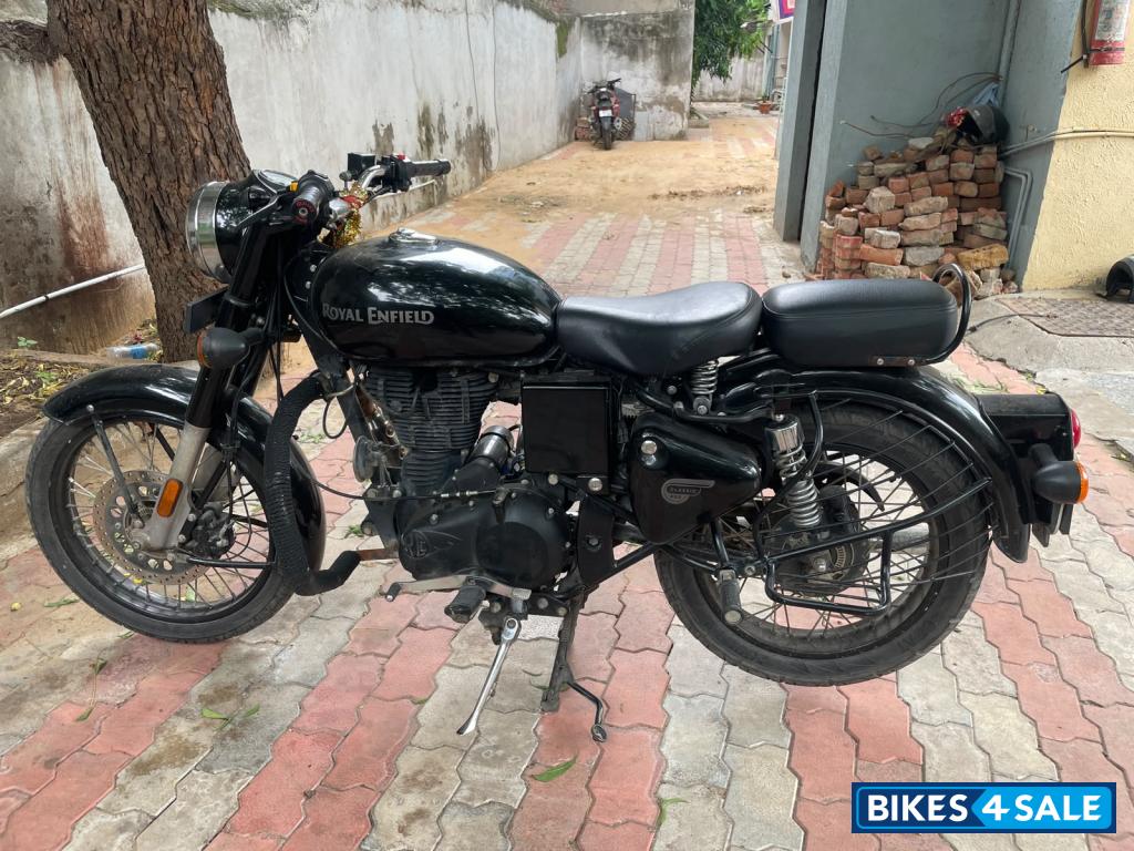 Glossy Black Royal Enfield Classic 350 BS VI Glossy Black Royal Enfield Classic 350 BS VI