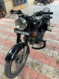 Glossy Black Royal Enfield Classic 350 BS VI