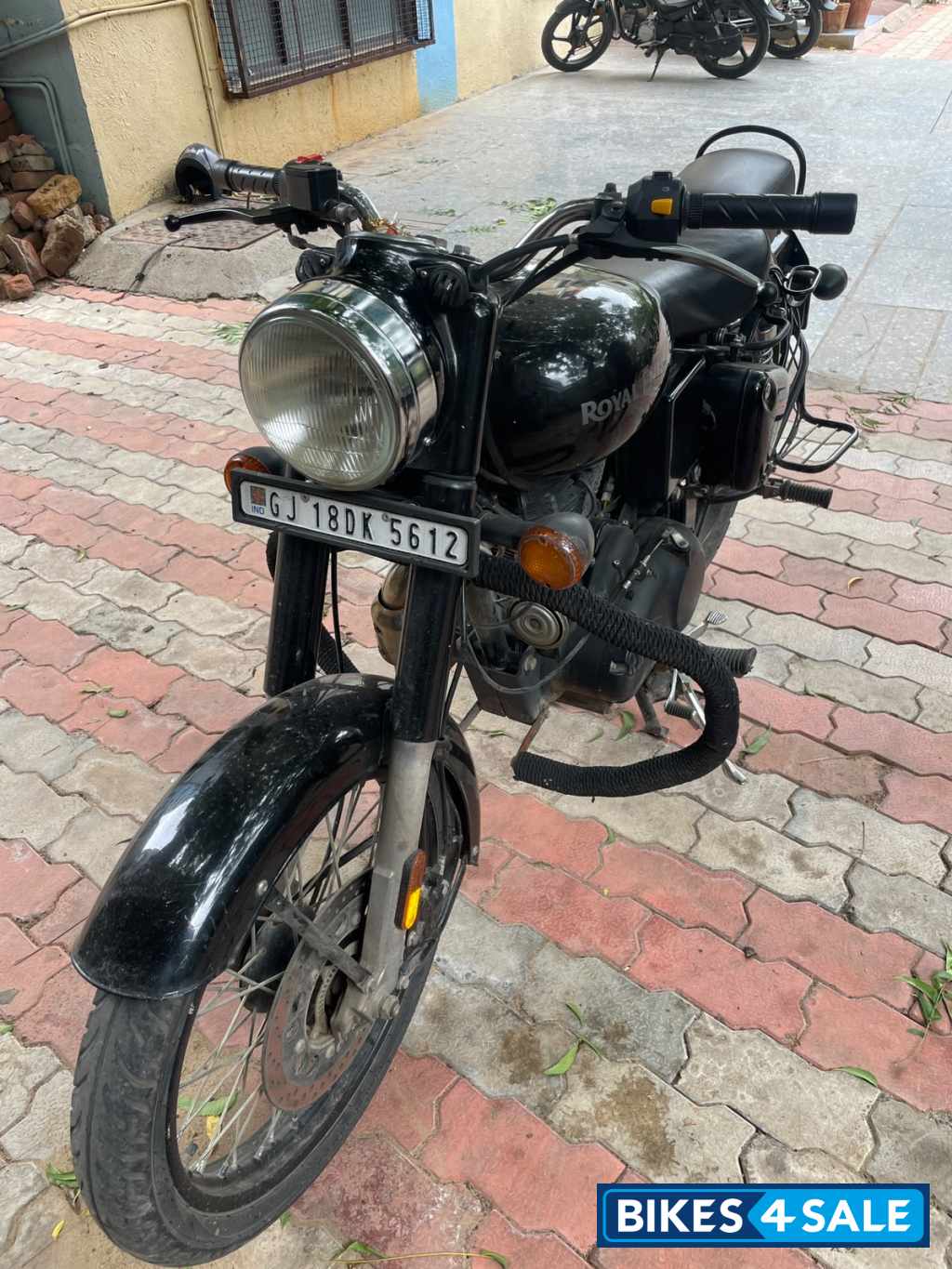 Glossy Black Royal Enfield Classic 350 BS VI Glossy Black Royal Enfield Classic 350 BS VI