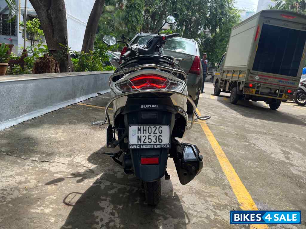 White Suzuki Burgman Street BS6 White Suzuki Burgman Street BS6
