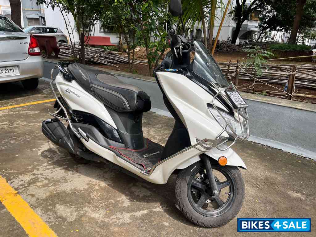 White Suzuki Burgman Street BS6 White Suzuki Burgman Street BS6