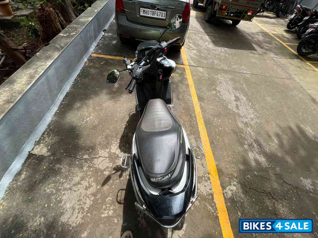 White Suzuki Burgman Street BS6 White Suzuki Burgman Street BS6