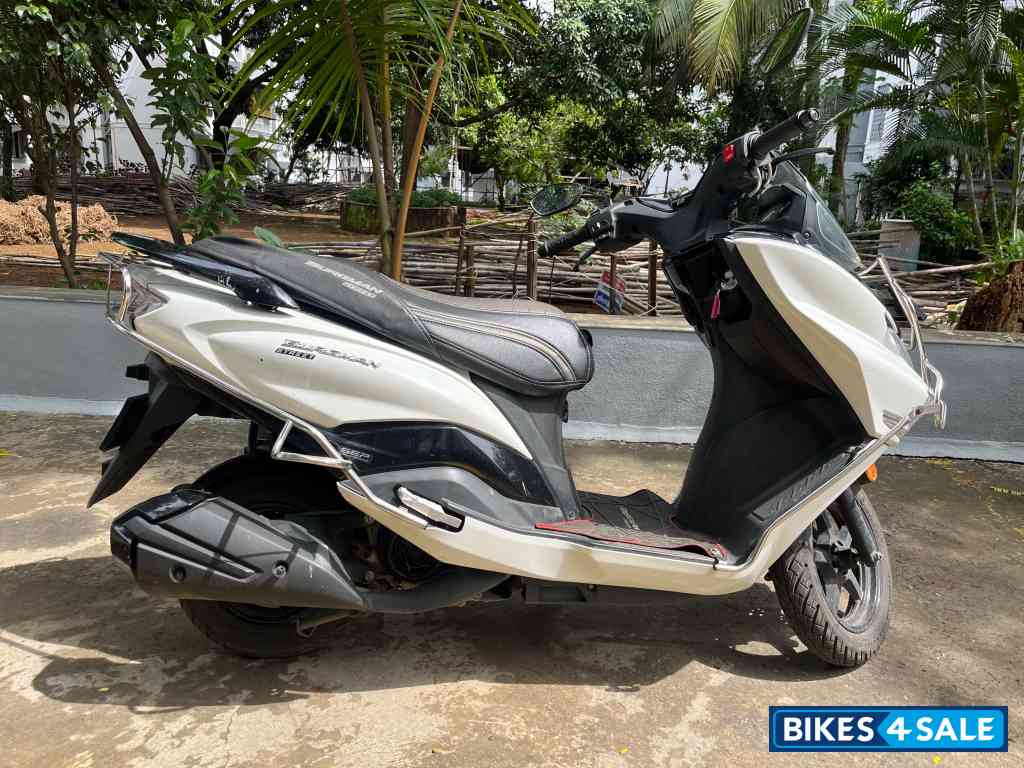 White Suzuki Burgman Street BS6 White Suzuki Burgman Street BS6