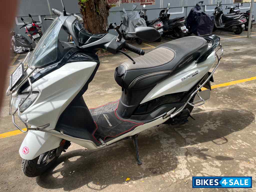 White Suzuki Burgman Street BS6 White Suzuki Burgman Street BS6