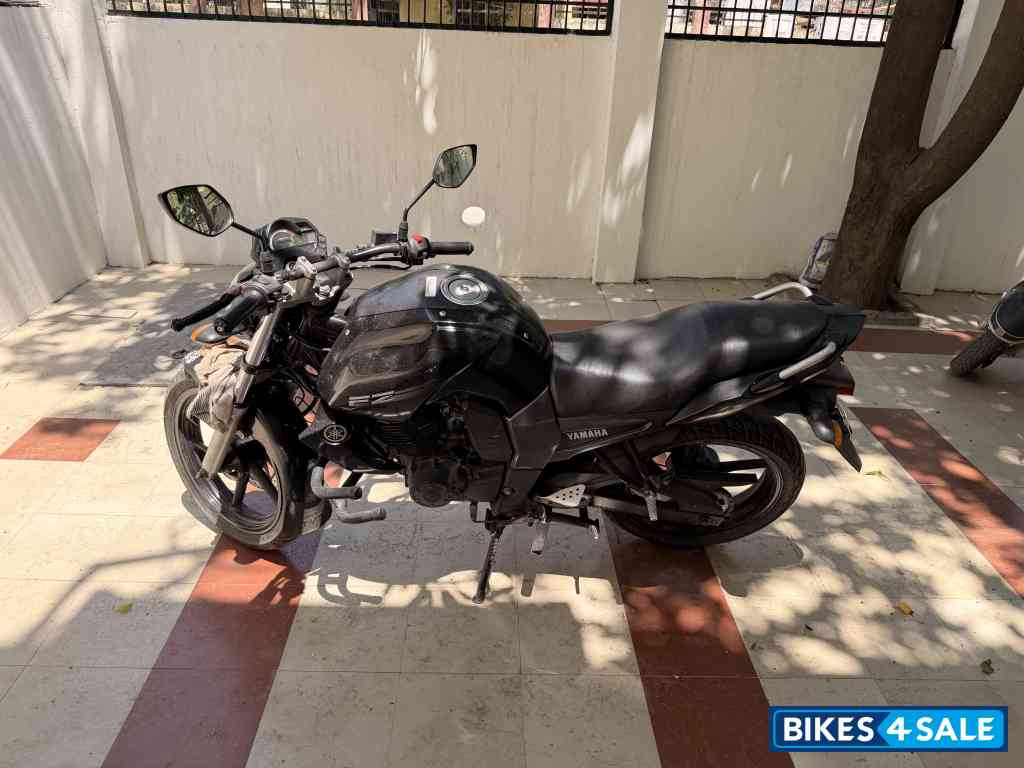 Black Yamaha FZ16