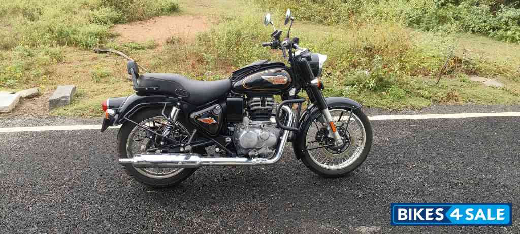Black Royal Enfield Bullet Standard 350