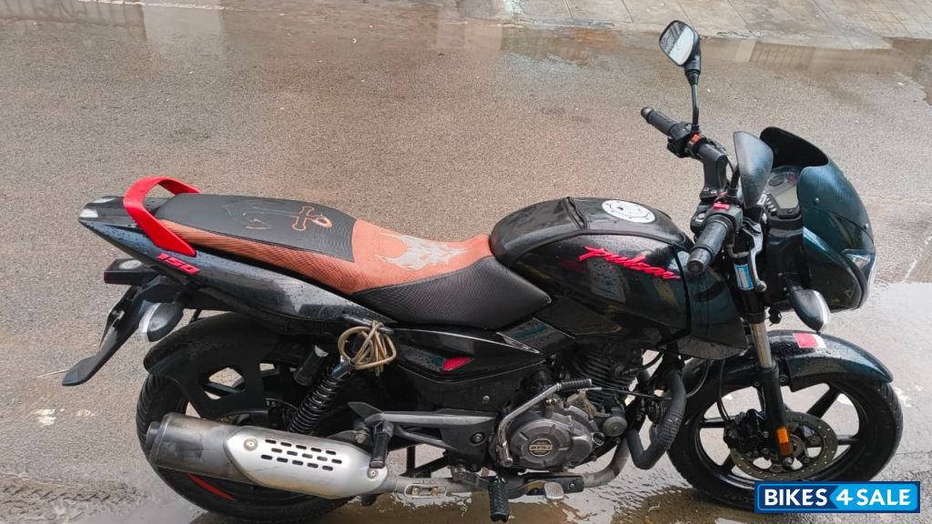 Red/black Bajaj Pulsar 150 Neon