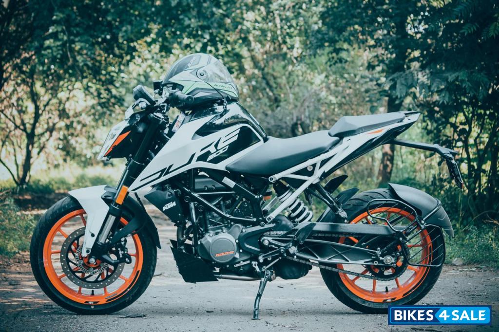 Black & White KTM Duke 200