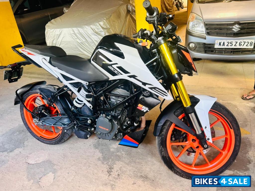 Black & White KTM Duke 200 Black & White KTM Duke 200