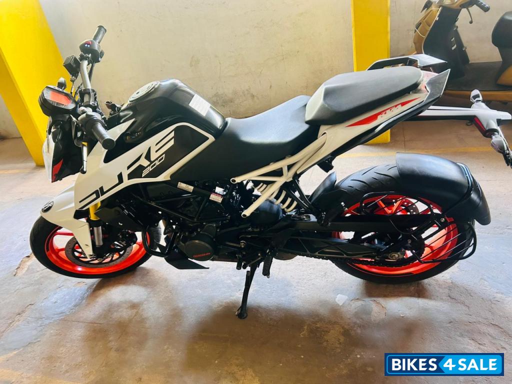 Black & White KTM Duke 200 Black & White KTM Duke 200