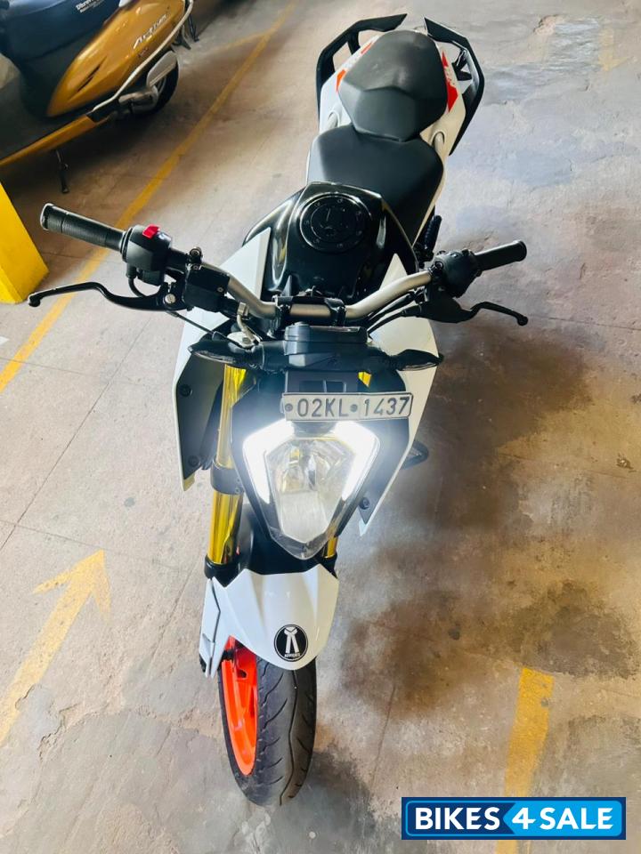 Black & White KTM Duke 200 Black & White KTM Duke 200