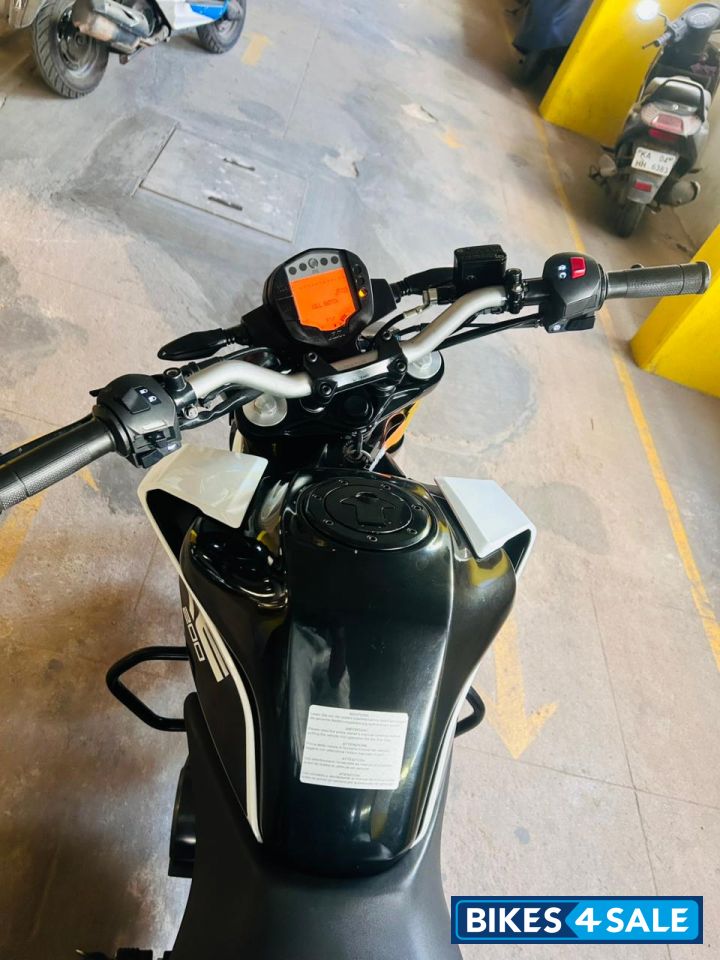 Black & White KTM Duke 200 Black & White KTM Duke 200