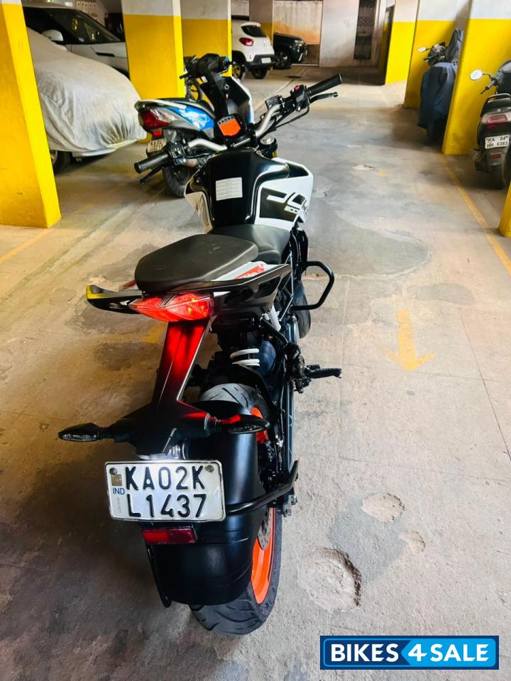 Black & White KTM Duke 200 Black & White KTM Duke 200