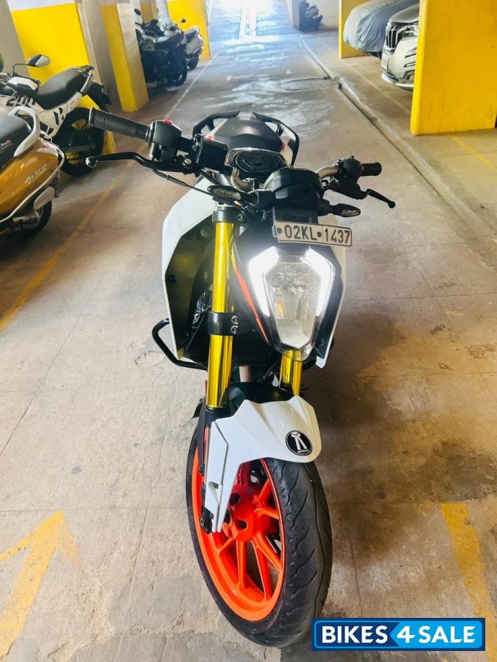 Black & White KTM Duke 200 Black & White KTM Duke 200