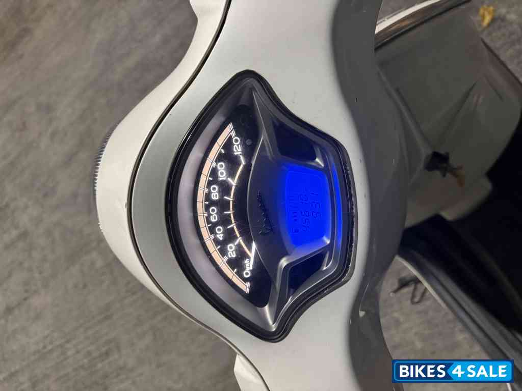 White Vespa VX 125