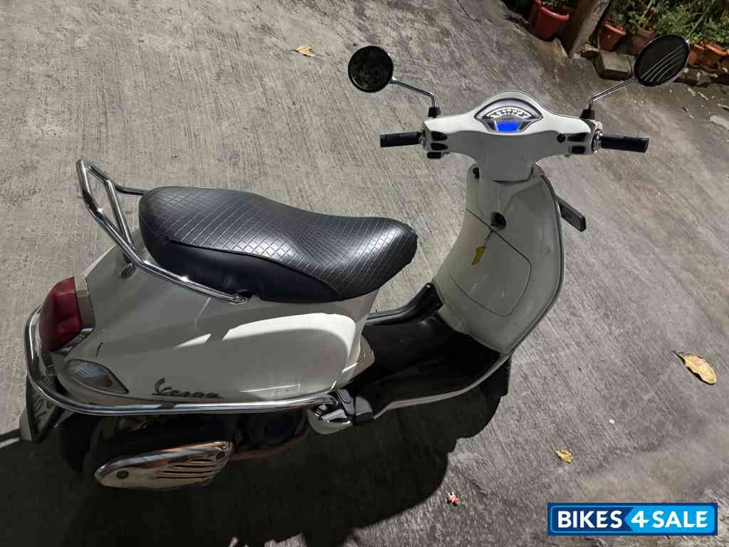 White Vespa VX 125 White Vespa VX 125