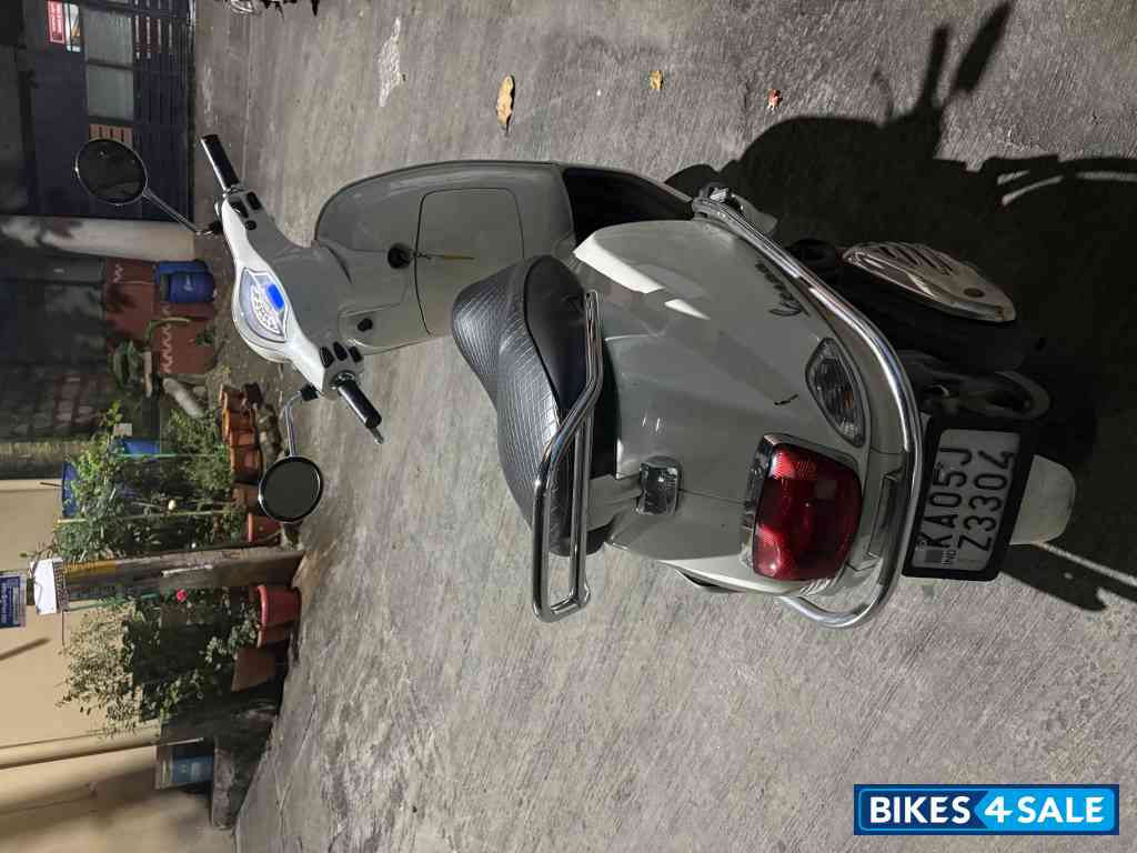 White Vespa VX 125 White Vespa VX 125