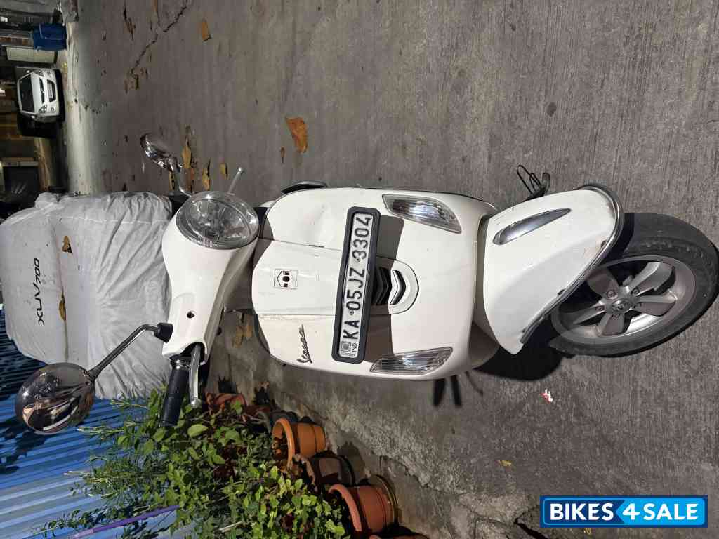 White Vespa VX 125 White Vespa VX 125