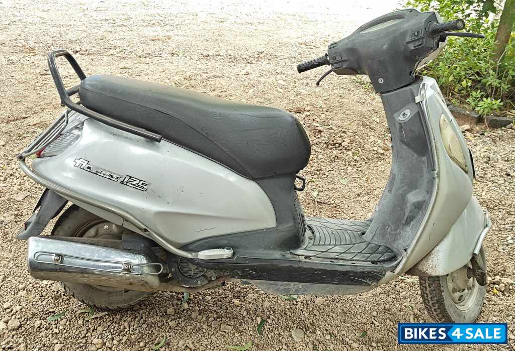 Silver Suzuki Access 125 Silver Suzuki Access 125