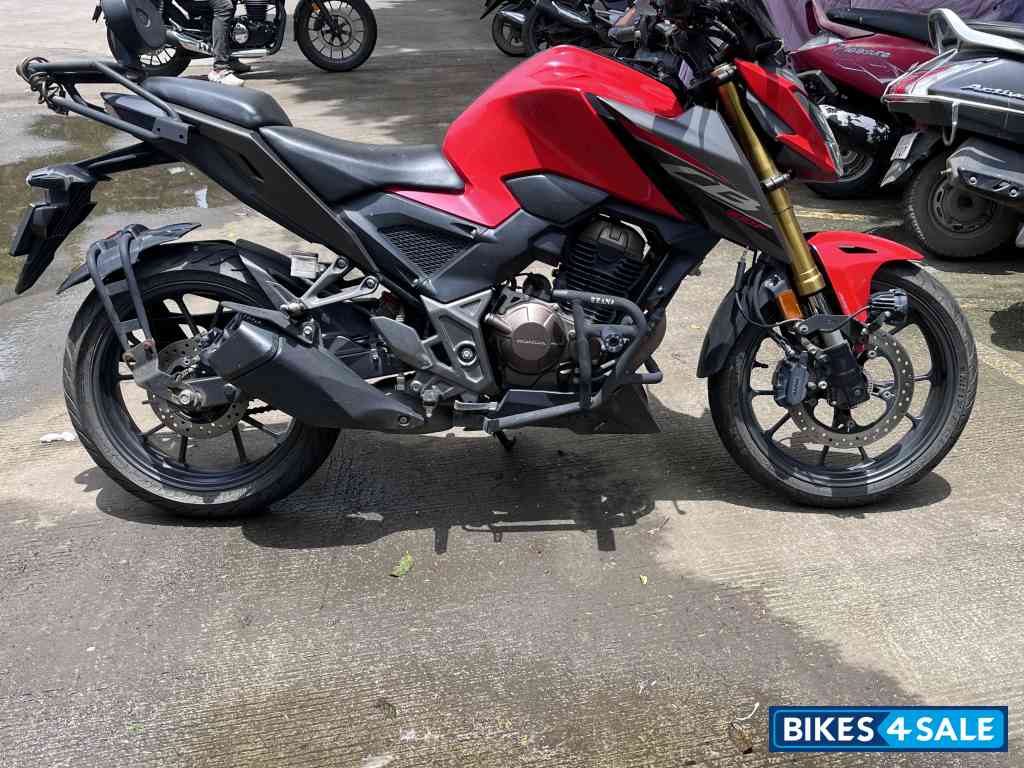 Honda CB300F Deluxe Pro