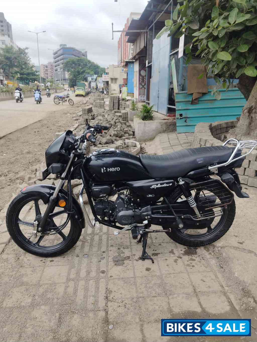 Black Hero Splendor Plus Black and Accent