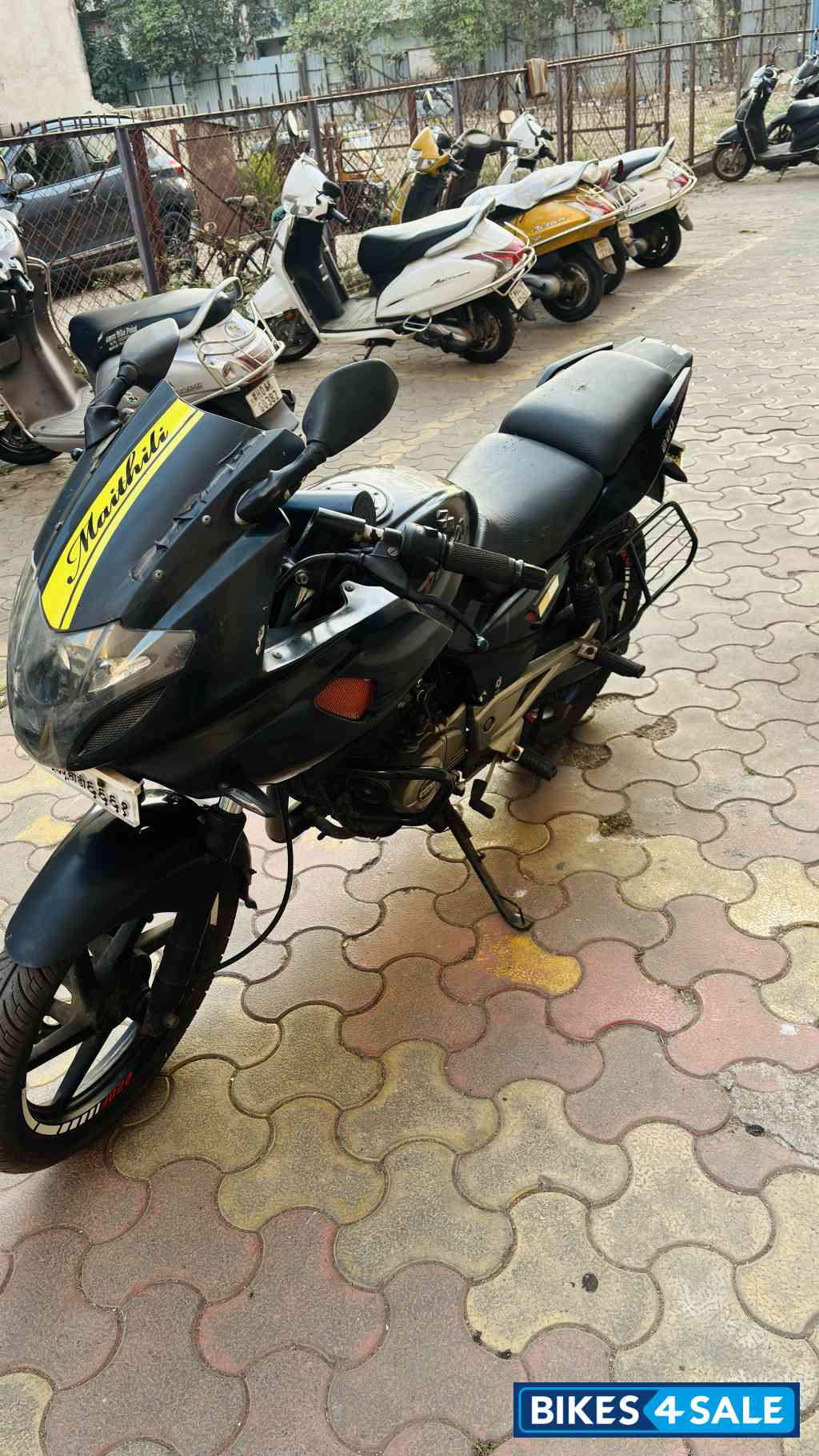 Black Bajaj Pulsar 220F Black Bajaj Pulsar 220F