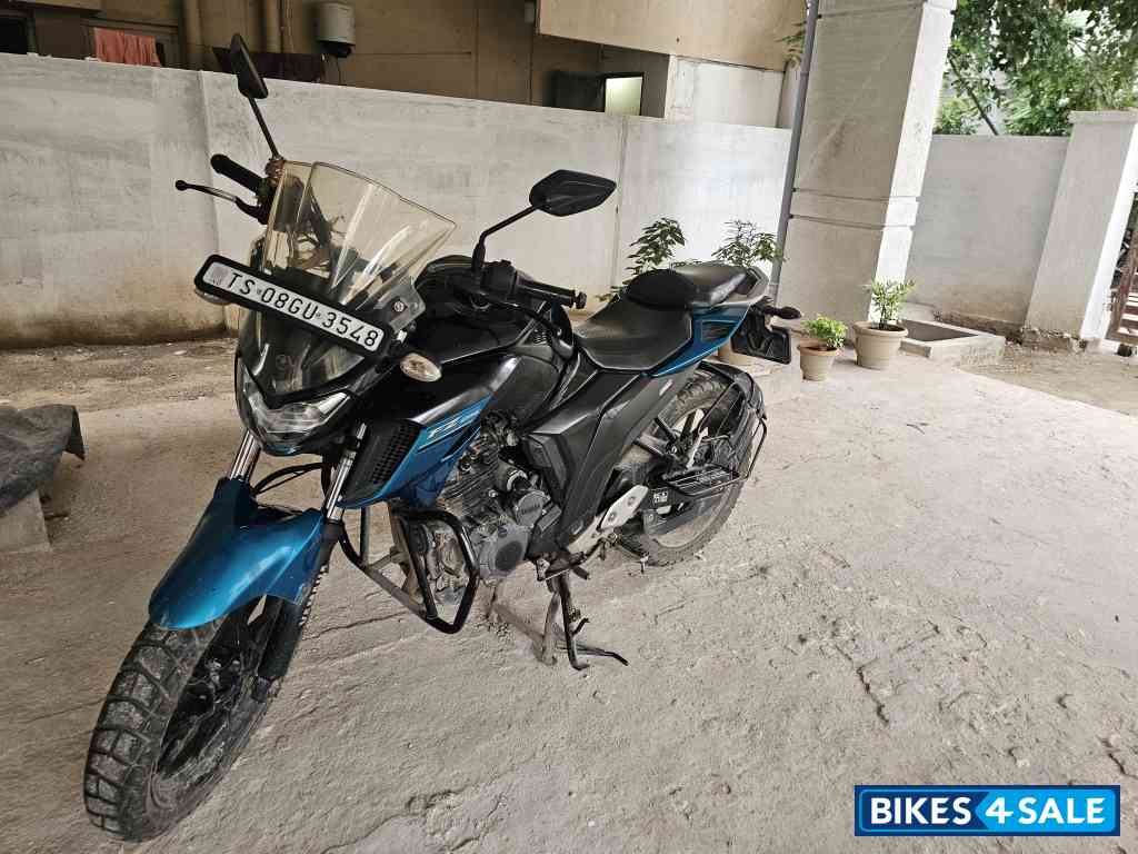 Cyan Blue Yamaha FZ25