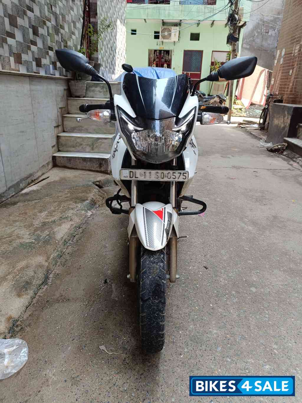 White TVS Apache RTR 180