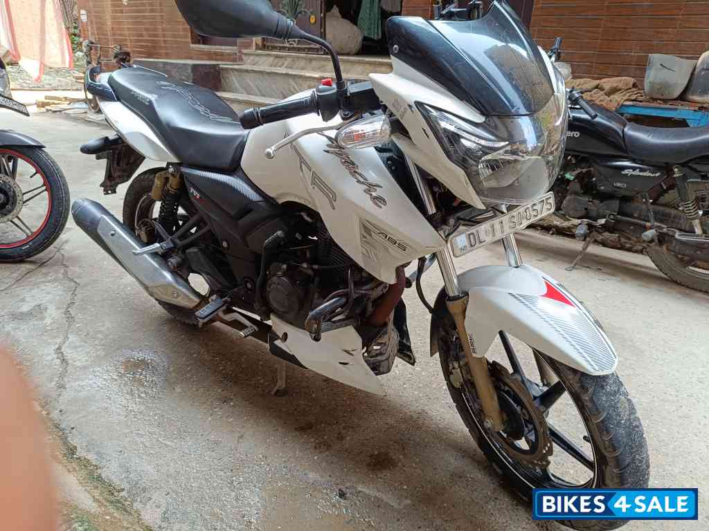 White TVS Apache RTR 180 White TVS Apache RTR 180
