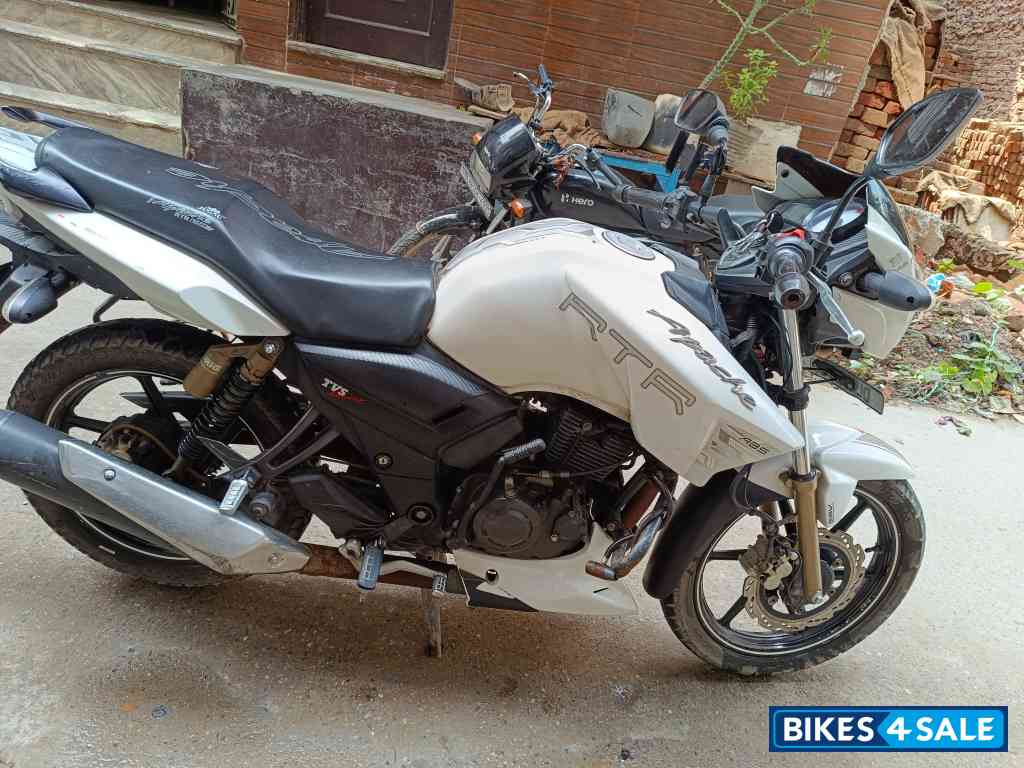 White TVS Apache RTR 180 White TVS Apache RTR 180