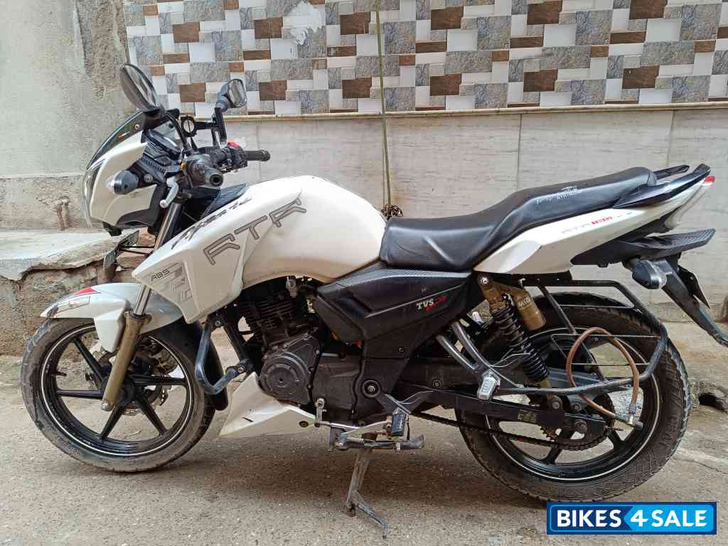 White TVS Apache RTR 180 White TVS Apache RTR 180