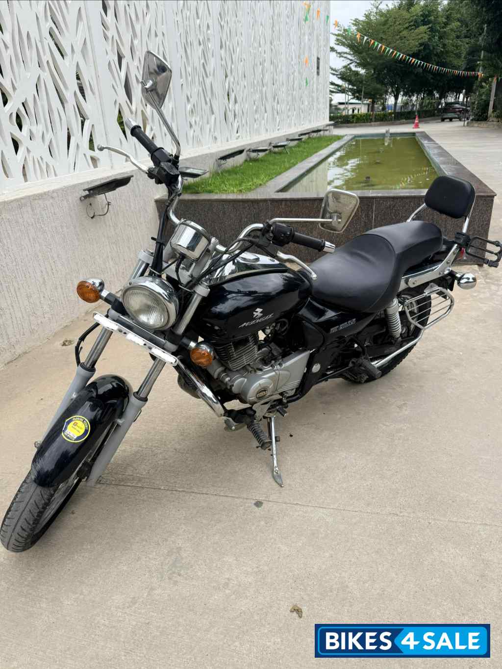 Black Bajaj Avenger 220 DTS-i