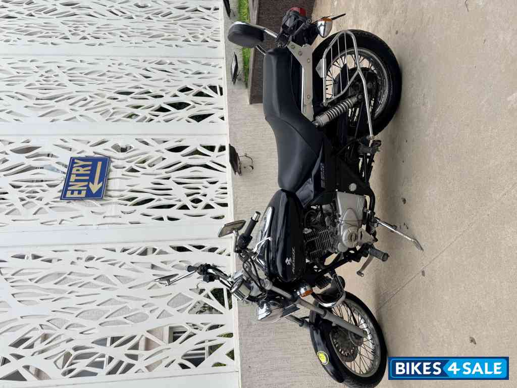 Black Bajaj Avenger 220 DTS-i