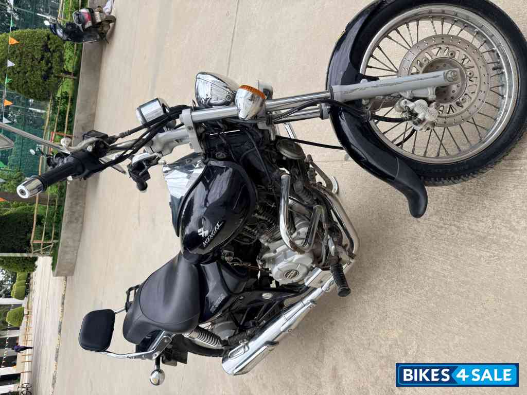 Black Bajaj Avenger 220 DTS-i